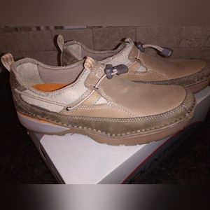 NEW Mountrek women's tan hiking shoes 7.5 new in box.  Great for winter!!!